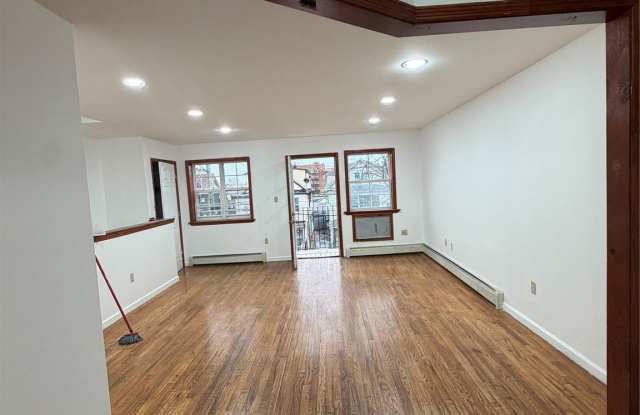 172-07A 90th Avenue unit: 3 photos photos