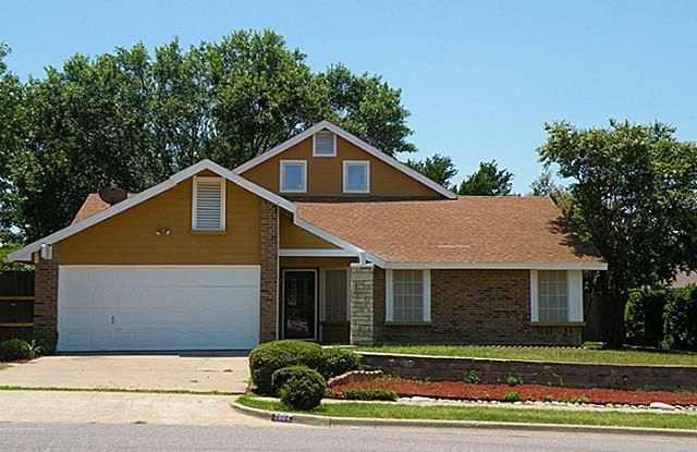 2804 Glen Hollow Cir - 2804 Glen Hollow Circle, Arlington, TX 76016