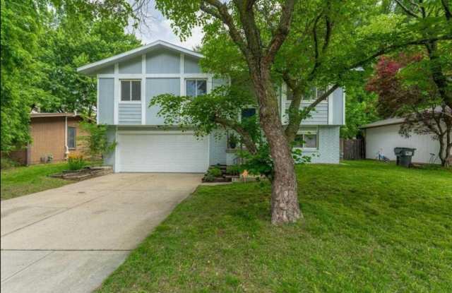 Cute 3 bedroom house near shopping, restaurants, and easy highway access! photos photos