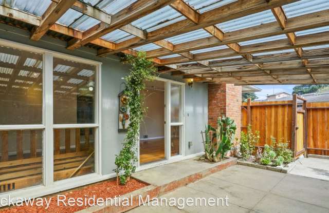 2420 ROLLINGWOOD DR. Gallery 2