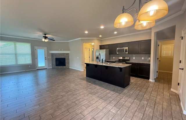 Nice 3 bedroom 2 bath 3 car garage home in East Fayetteville Gallery 4