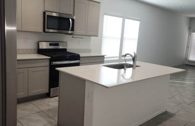 SILVERBELL CROSSINGS 4bedroom/ 2bath Gallery 4