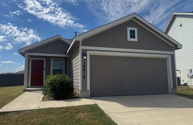 4 Bedroom/2 Bath With an Endless Backyard! Gallery 1