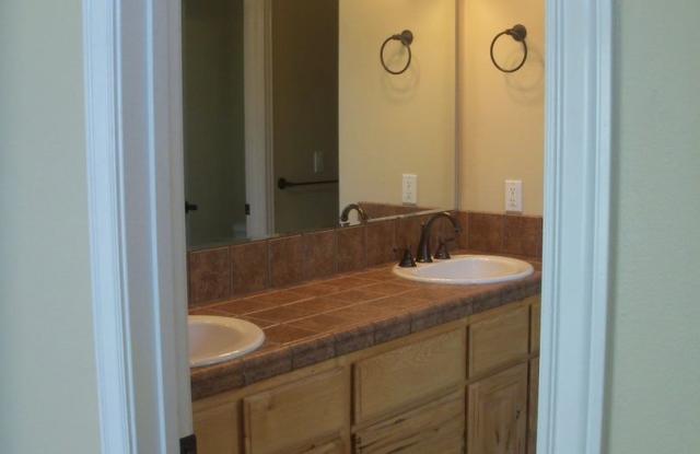 Spacious 4 bedroom home in Dallan Woods subdivision. photos photos