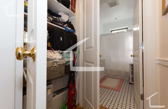 Charming 1 Bedroom-No Broker Fee Gallery 4