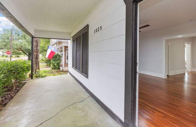 1025 W Walker Street Gallery 3