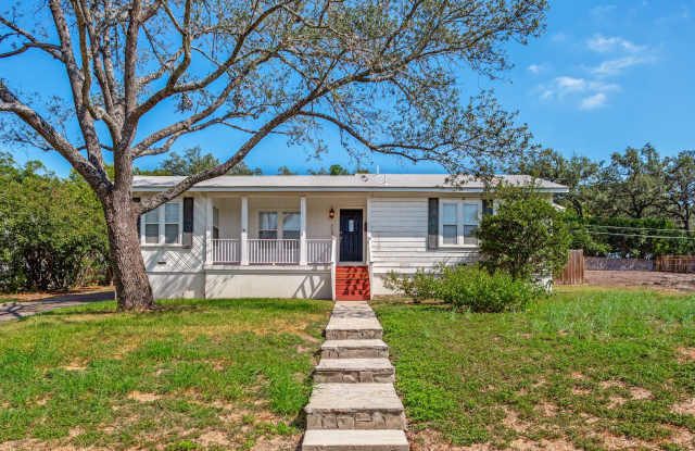 BEAUTIFUL 2-BEDROOM TERRELL HILLS COTTAGE Gallery 1