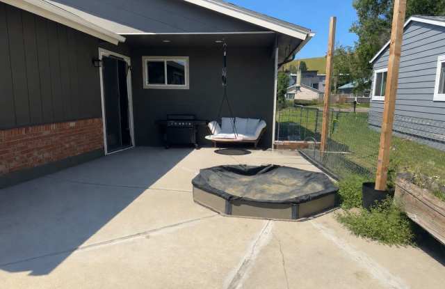 CUTE Three Bedroom, Two Bath House WITH Garage Gallery 3