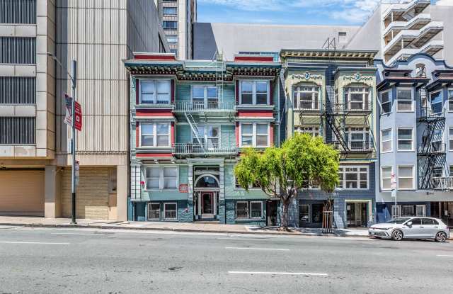 1060 PINE Apartments Gallery 1