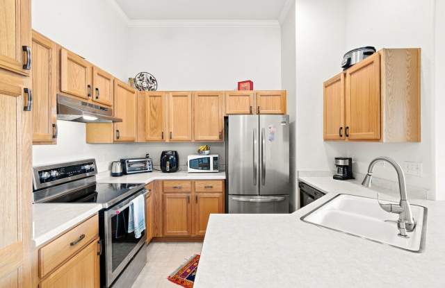 2 bed 2 bath townhouse with private balcony and great amenities~ Gallery 4