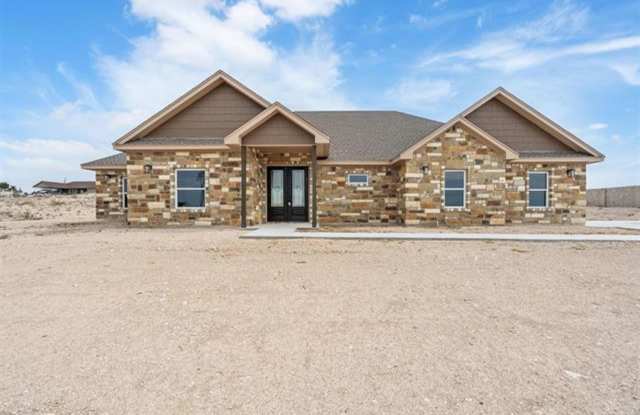 Stunning 4-BR, 2.5-B home in Lakeridge Ranch Home on One Acre Gallery 1