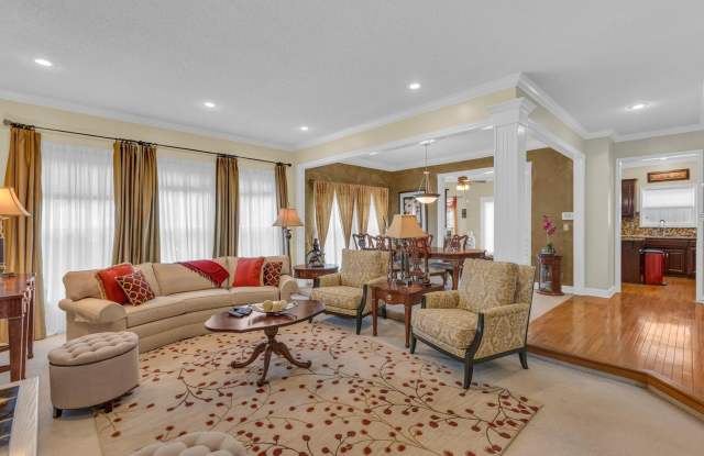 Wonderful 4 Bedroom Home in Palisades Park Gallery 4