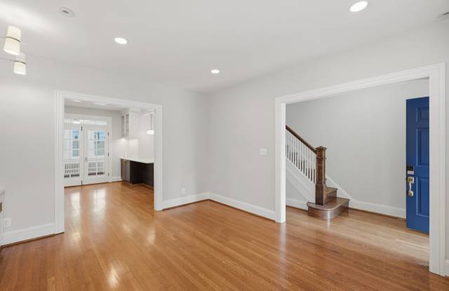 Glover Park Townhome | 4 Bed | 3.5 Bath | 2,500 Sf | Large Front Porch & Fenced-In Backyard w/ Deck Gallery 4
