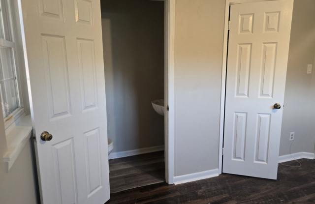 FRESH PAINT-NICE LARGE MC CRARY SOUTHERN HILLS HOME-4BR 2.5BTH Gallery 4