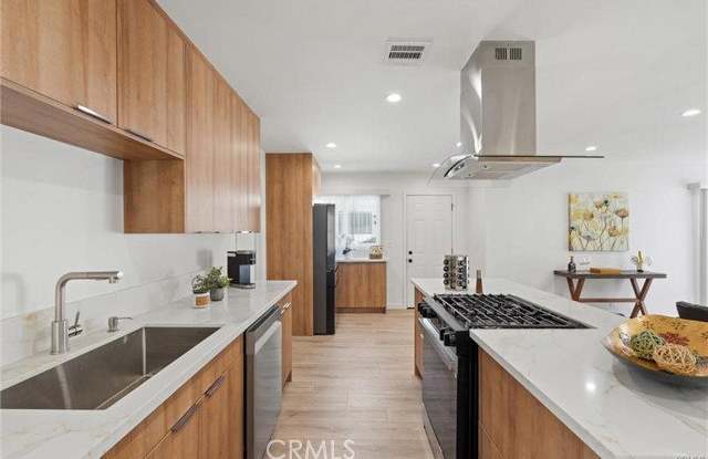 13739 Wyandotte Street Gallery 4