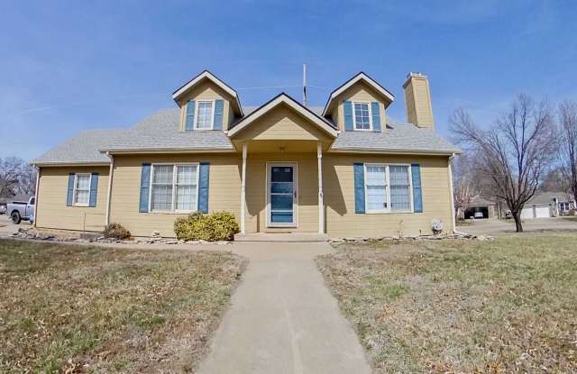 Beautiful Single Family Home on the West-Side + Fully Fenced in Yard + Close to Anneberg Park! Available June 20th! photos photos