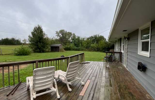 ***Available Immediately*** 3 Bedroom / 2 Bath Home in Auburn/Washburn School District Gallery 3