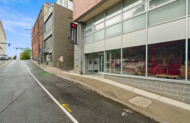 Attractive Modern Condo - Excellent Downtown Location Gallery 3