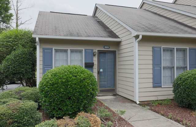 Cozy 1 Bed / 1 Bath End Unit Townhome In North Durham! photos photos