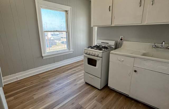 2 Bedroom, 1 bath apartment in convenient location 1/2 OFF FIRST MONTHS RENT SPECIAL! photos photos