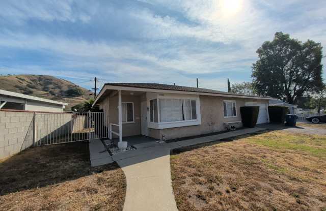Charming Burbank Retreat with Spacious Yard & Modern Comforts photos photos