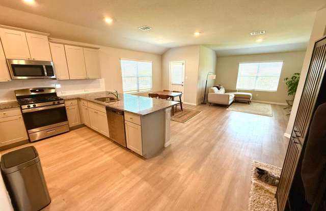 **MOVE IN SPECIAL** *COMING SOON* GORGEOUS 3 Bedroom / 2 Bath Home w/ Community Park & Pool! Gallery 4