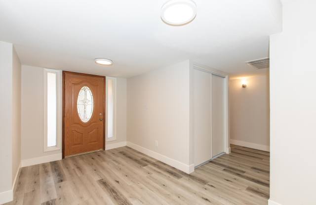 6832 West Denton Lane Gallery 4