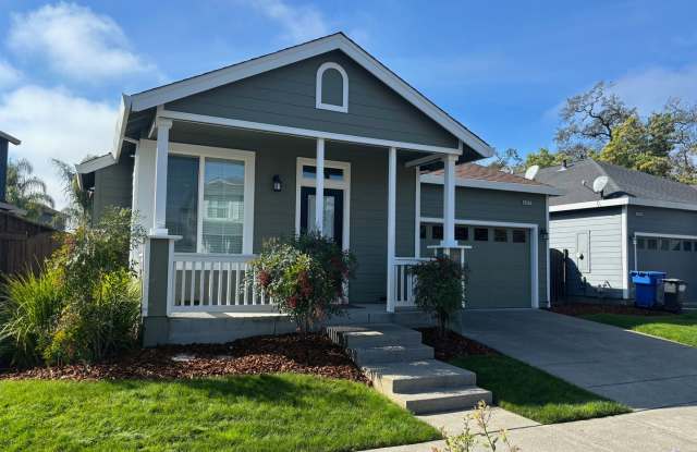* Move In Special!! $500 off First Month's Rent!!** Single level 3 bedroom 2 bathroom home in Windsor's Vintage Greens with new paint and A/C - 8085 Leno Drive, Windsor, CA 95492