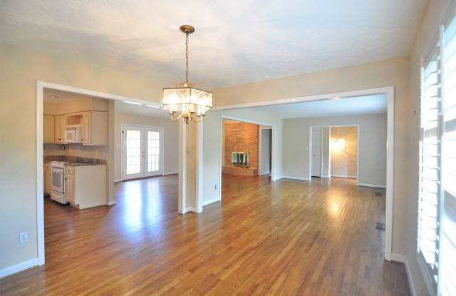 Large home with a pool. - 10311 Melanie Drive Southeast, Huntsville, AL 35803