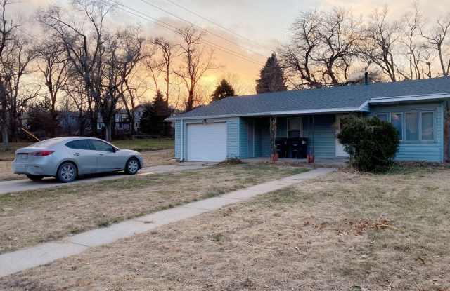 Beautiful 3 bed South Omaha/Hanscom Park Home with Attaced 1 car garage! $1,425! photos photos