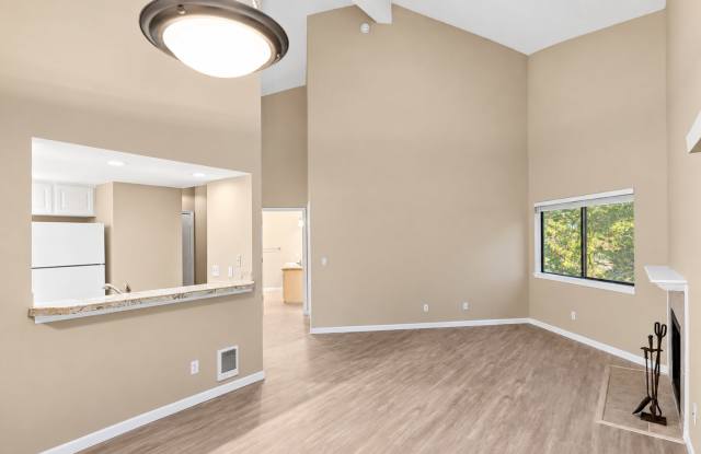 *RECENTLY UPDATED* Lovely 2 BD | 1 BA Condo Available in Townhomes with a View Community in the Heart of Clackamas | W/S/T Included in Rent! Gallery 4