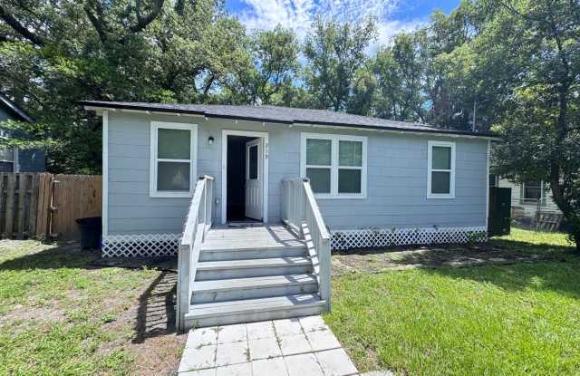 4/2 Single Family Home : Available Now! Gallery 1