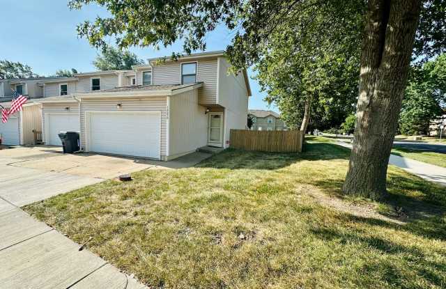 {1423} Updated Townhome + Two Car Garage + Fenced Yard + Lawncare Included photos photos