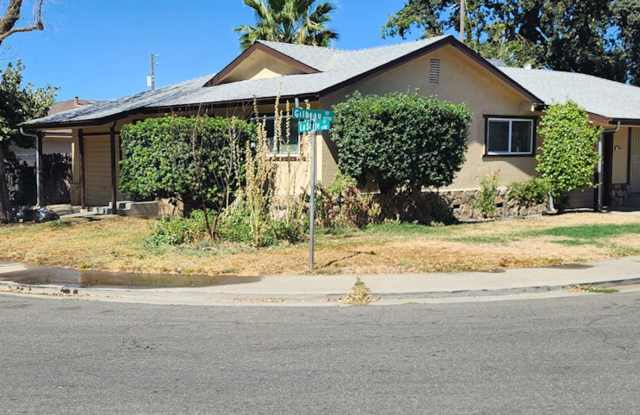 Large and Lovely Fully Renovated 2 Bedroom 1 Bath Duplex Woodbridge CA Gallery 2
