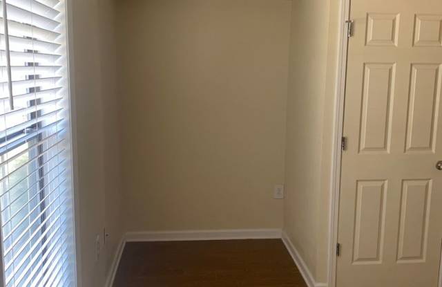 Beautiful Lake Plaza 1 Bedroom / 1 Bath Condo - Awesome Location photos photos