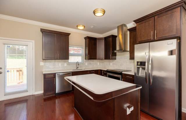 Luxurious 3 Bedroom plus Den Available in Congress Heights Gallery 4