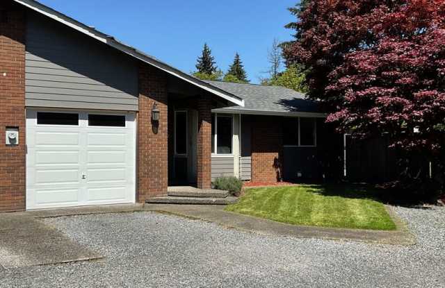 Charming 3BD/2BA Duplex WITH an Updated Kitchen~Air Conditioning~ Fully Fenced! photos photos