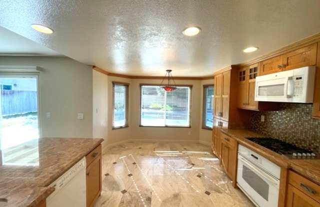 Gorgeous Bonita  home with a pool Gallery 4