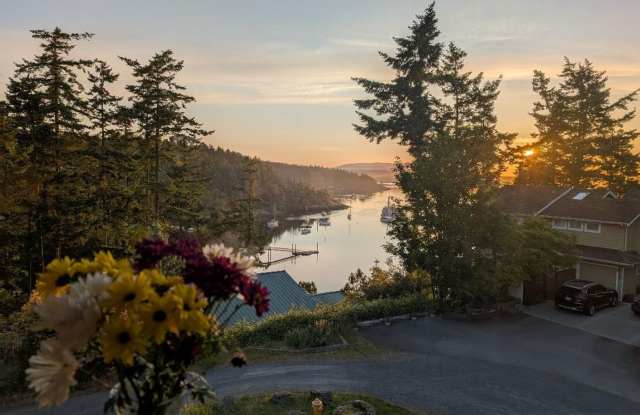 Wonderful Fully Furnished In Town Rental with Amazing View of the Harbor! - 500 Jensen Alley, Friday Harbor, WA 98250