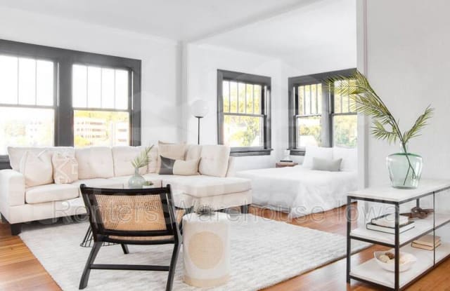 Acadian Manor - 2801 Grand Avenue, Des Moines, IA 50312