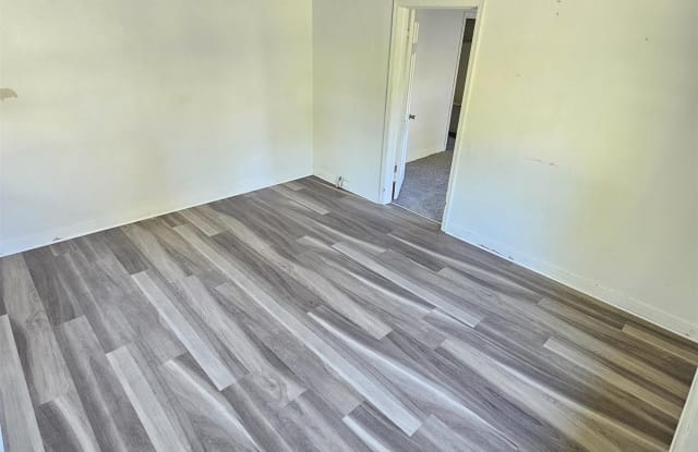 2806 Lincoln Avenue Gallery 2