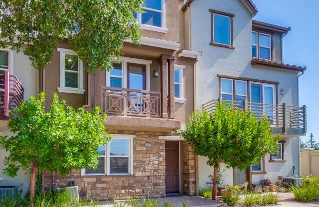 Excellent 4 Bed 2.5 Bath Town Home! photos photos