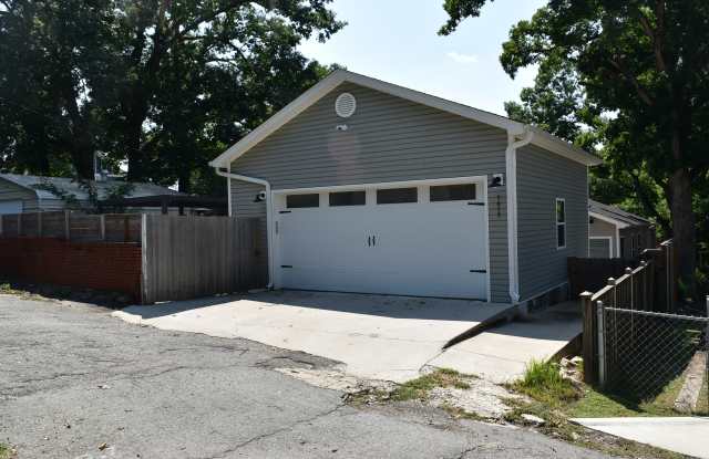 1619 North University Avenue Gallery 2