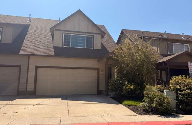 SPACIOUS REDMOND TOWNHOME w/DBL CAR GARAGE & AC! photos photos