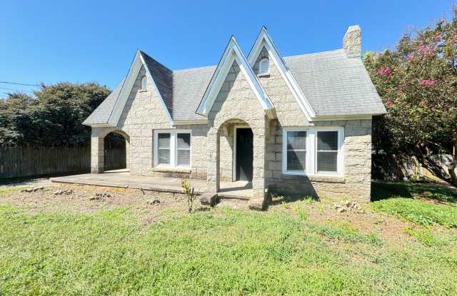 Newly REMODELED STONE HOUSE near downtown, stainless appliances, fenced backyard photos photos
