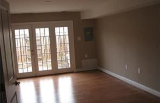 1207 E Green Oaks Lane Gallery 2