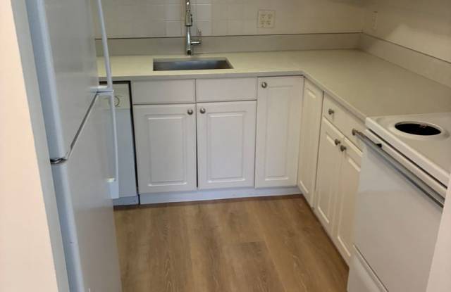 Nicely updated 2 bed unit near the Green Line in Brighton photos photos