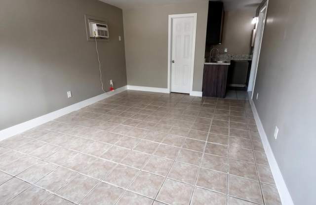 1711 N 17TH Court Gallery 1