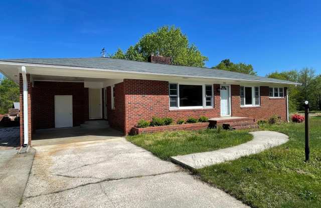 3 Bed, 1 Bath Brick house in Ramseur - 320 State Highway 49, Randolph County, NC 27316