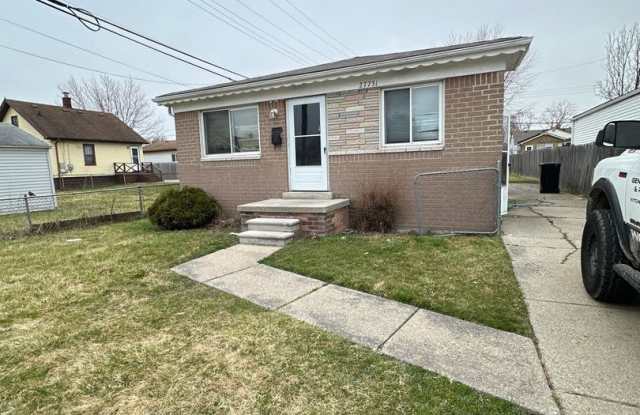 3 Bedroom Home In Roseville - 27731 Bohnhoff Street, Roseville, MI 48066